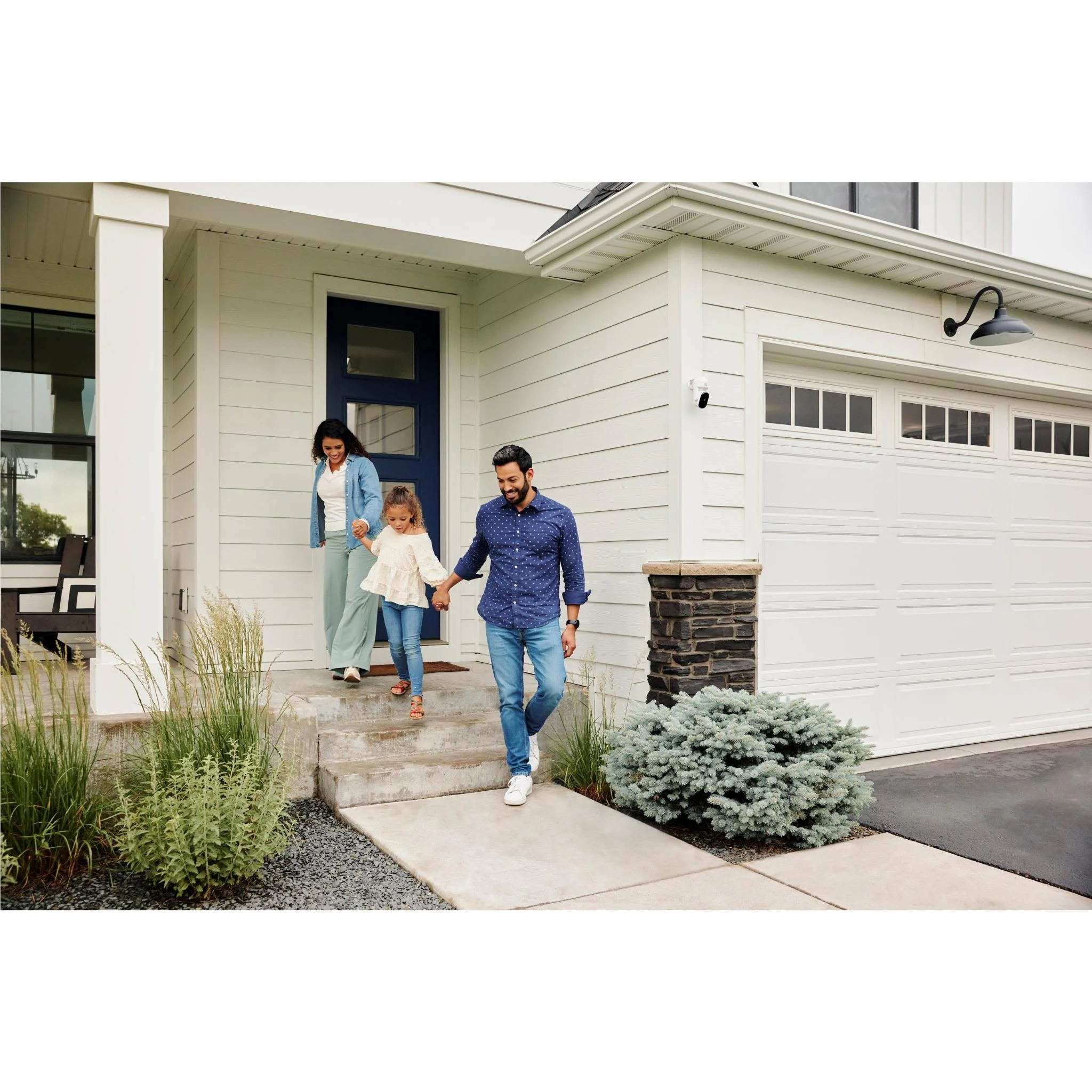 Arlo Essential Pan Tilt 2K Outdoor Plug-In Security Camera - Image 9
