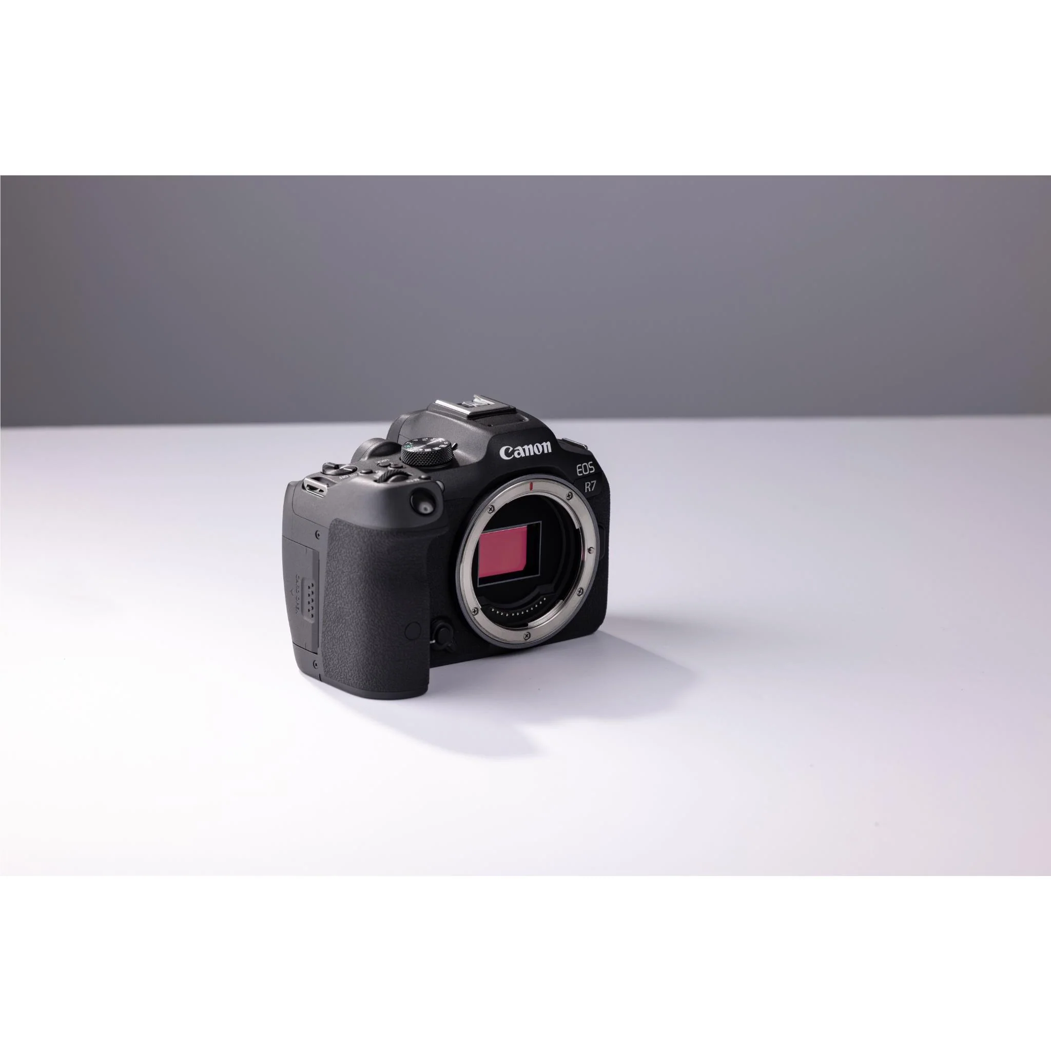 Canon EOS R7 Mirrorless Camera with RFS 18-150STM Lens - Image 9