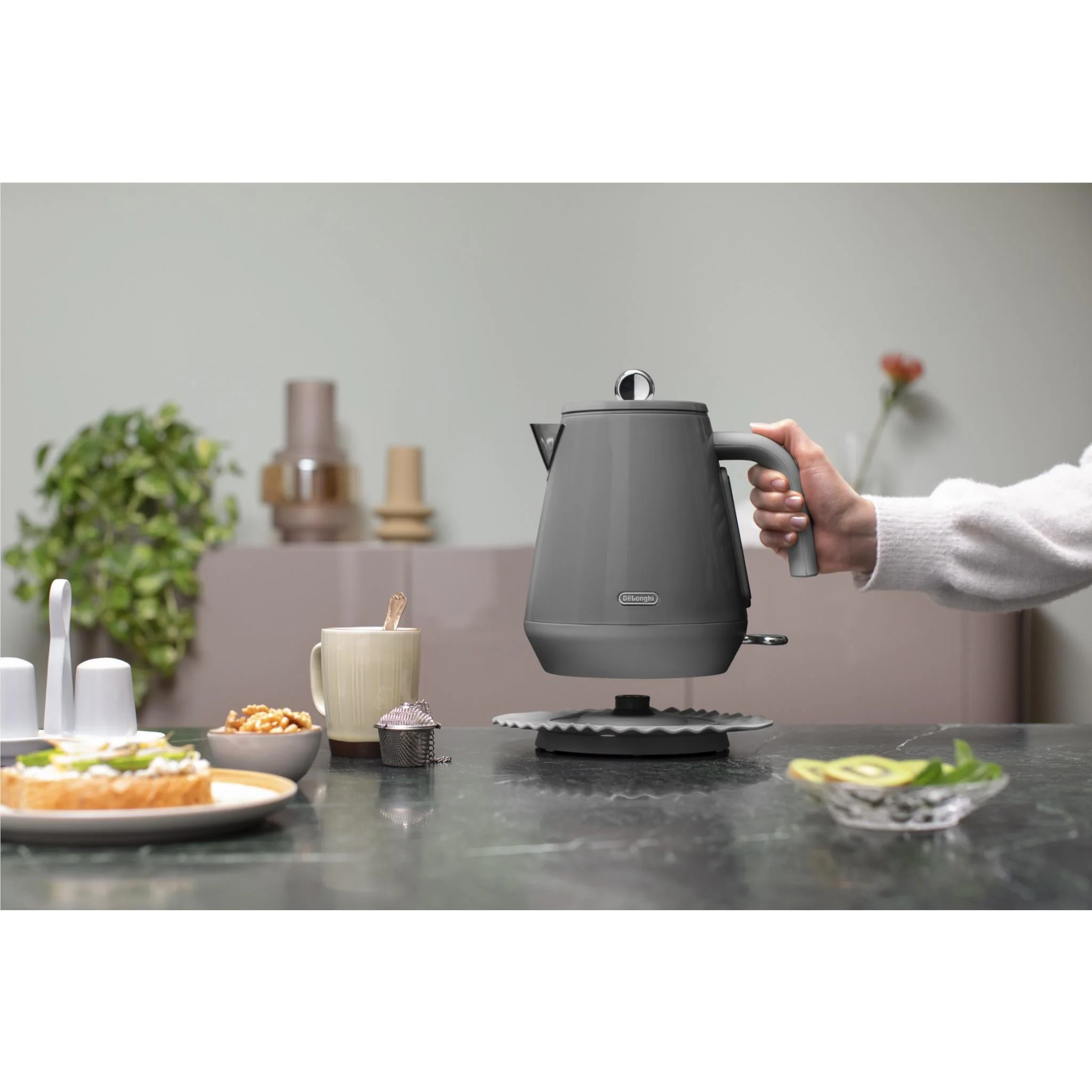 De'Longhi Eclettica 1.7L Kettle (Graceful Grey) - Image 4